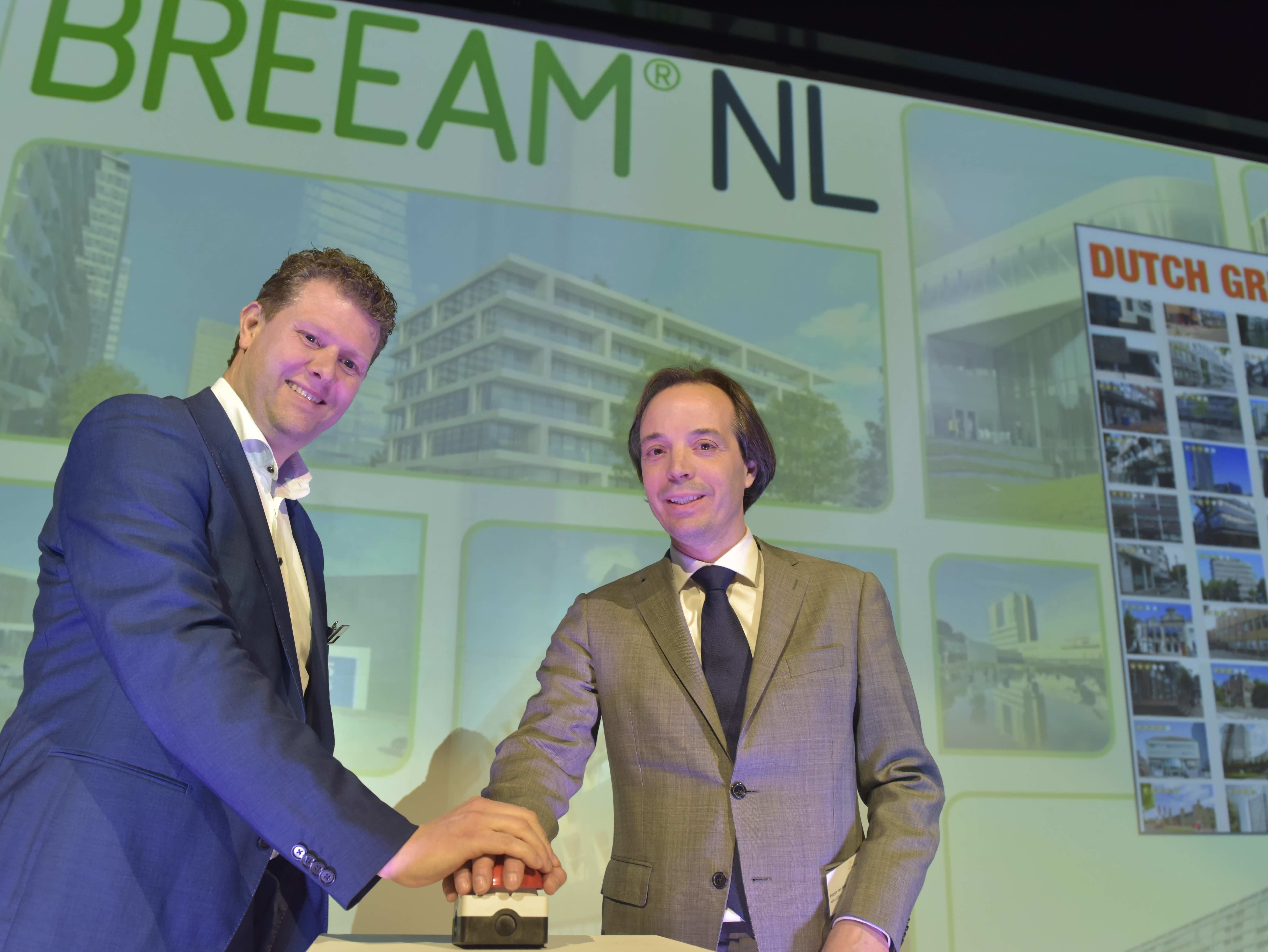 Guido-Slokkers-van-DGBC-en-Petran-van-Heel-van-ABN-AMRO-lanceren-Dutch-Green-Building-Guide
