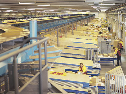 Een sorteercentrum van DHL. 