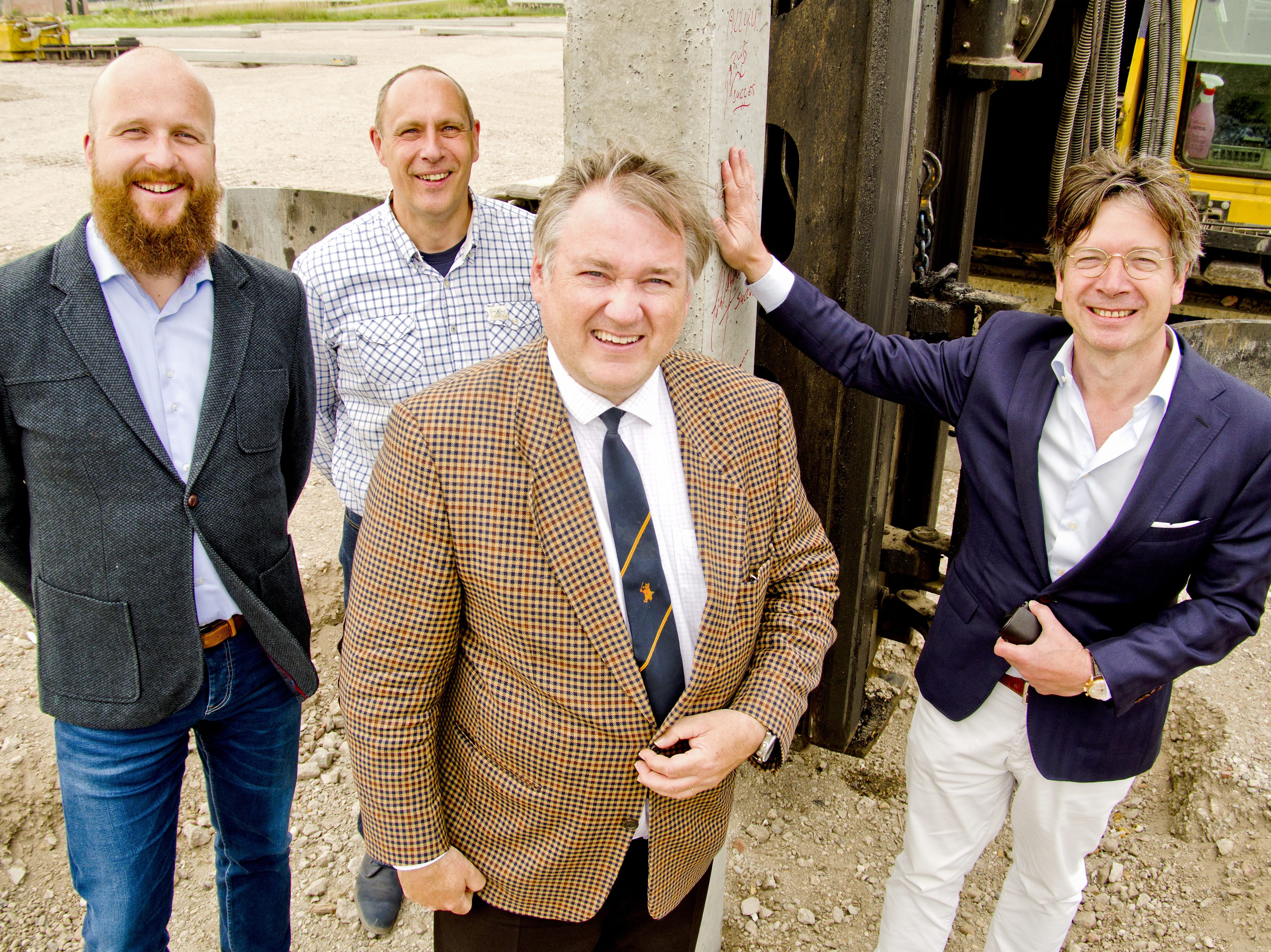 Eerste paal XL-distributiecentrum op Het Klooster. Foto Johan Nebbeling