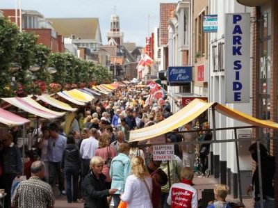 Zomermarkt-in-Hoofdstraat-Noordwijk-aan-Zee