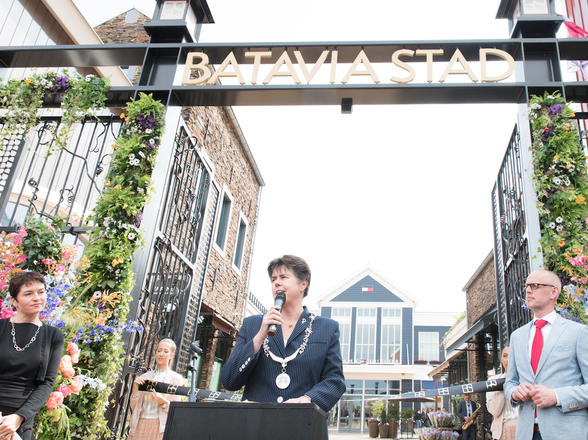 V.l.n.r. Business Director VIA Outlet Octavia Overholser, Burgemeester Lelystad Ina Adema, Centre Director Patrick Jansen 