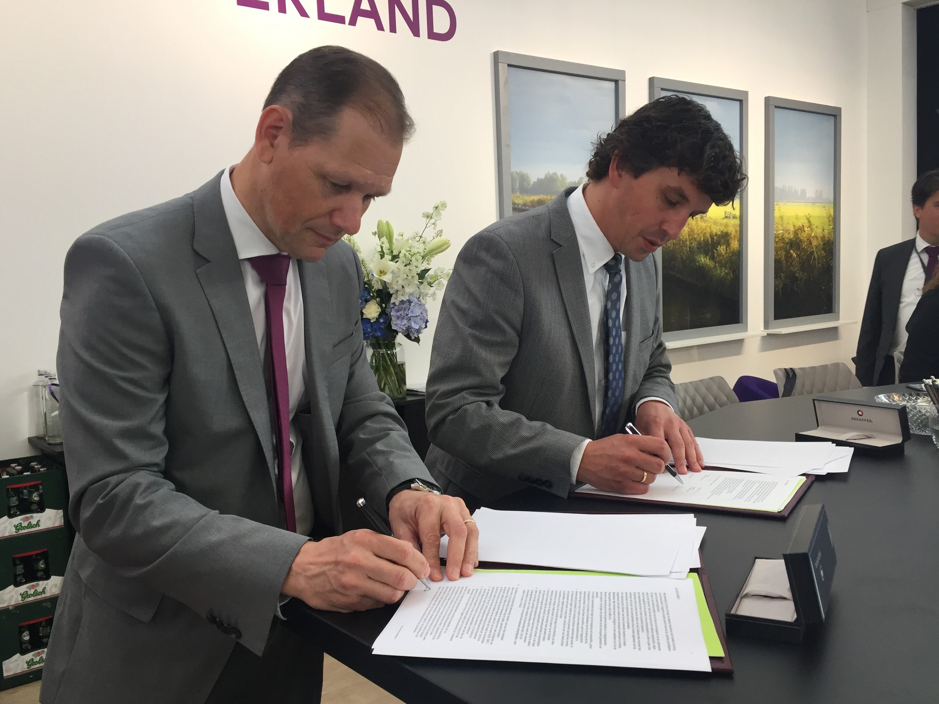 contractondertekening-Van-Wonen-en-gemeente-Apeldoorn