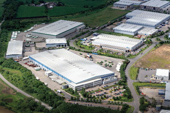 Door-Logicor-aan-Amazon-verhuurde-dcs-in-het-VK