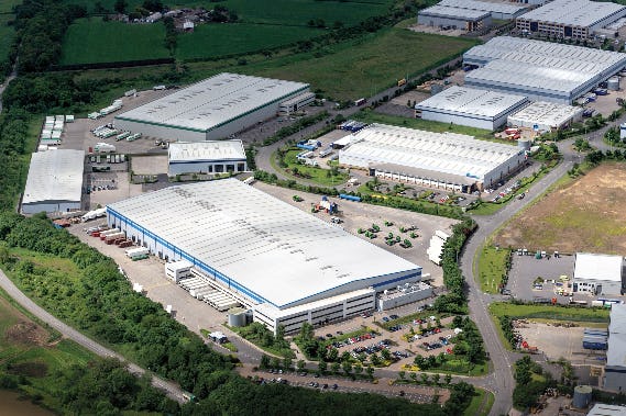 Door-Logicor-aan-Amazon-verhuurde-dcs-in-het-VK