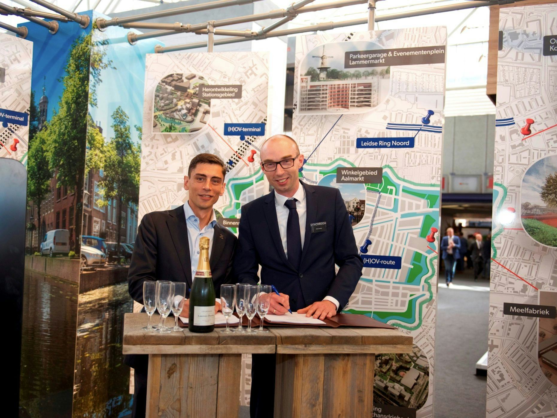 Ondertekening-Leiden-en-Synchroon-foto-Guus-Baks