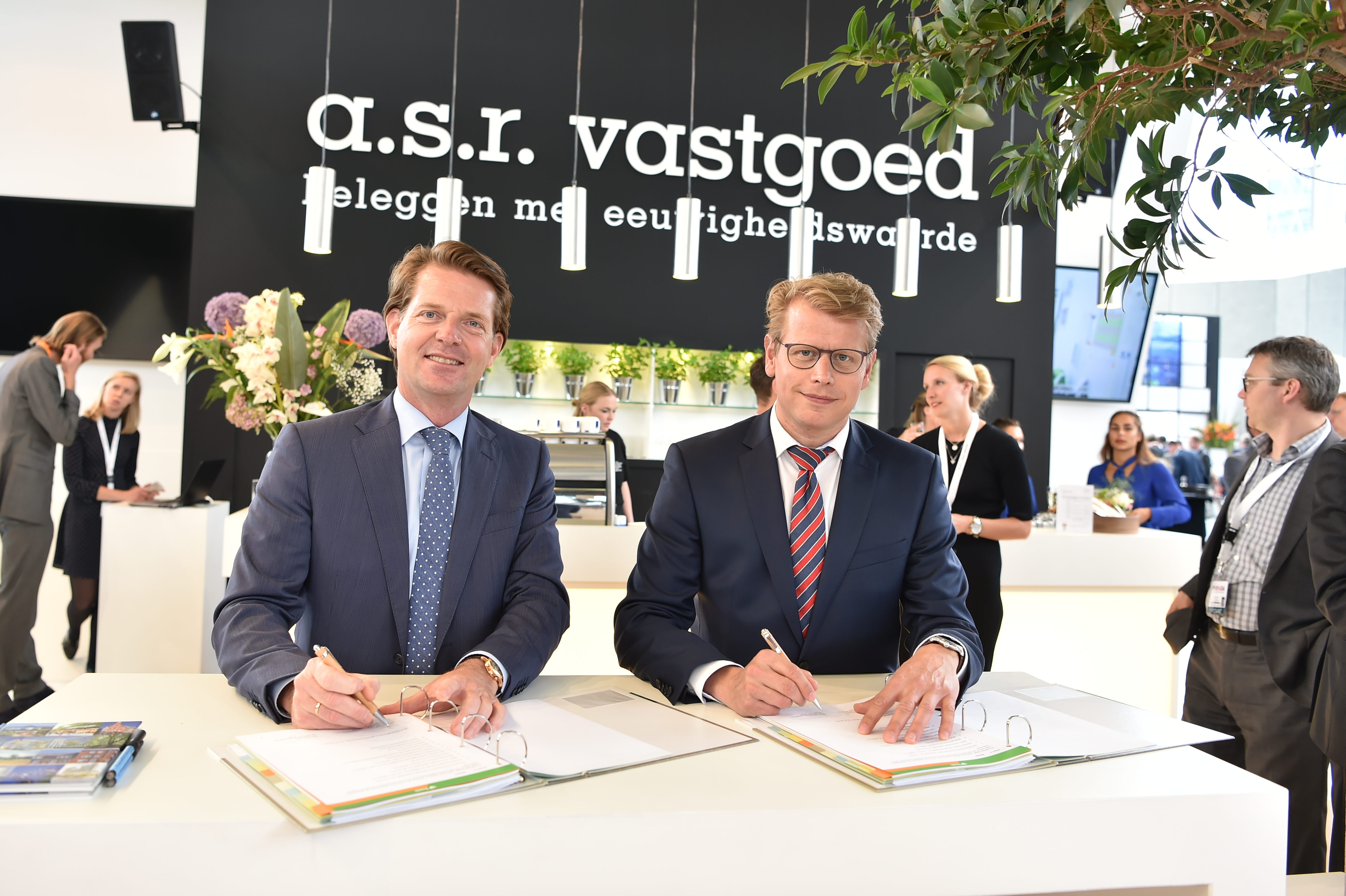 Ondertekening-verduurzaming-appartementen-Lamérislaan-Utrecht