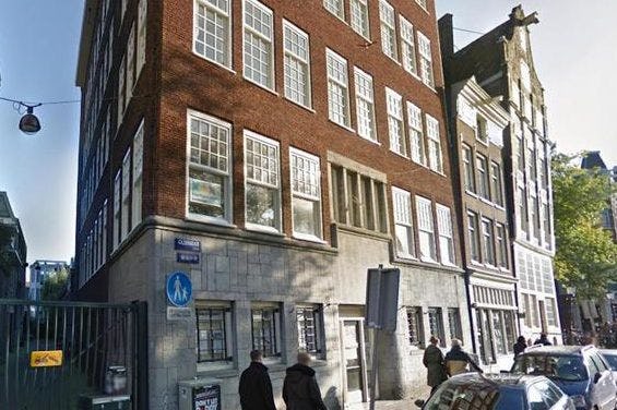 Pand van Vrijwilligerscentrale aan de Geldersekade in Amsterdam