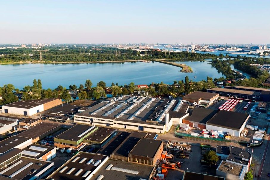 Bedrijfshal op industrieterrein Achtersluispolder in Zaandam