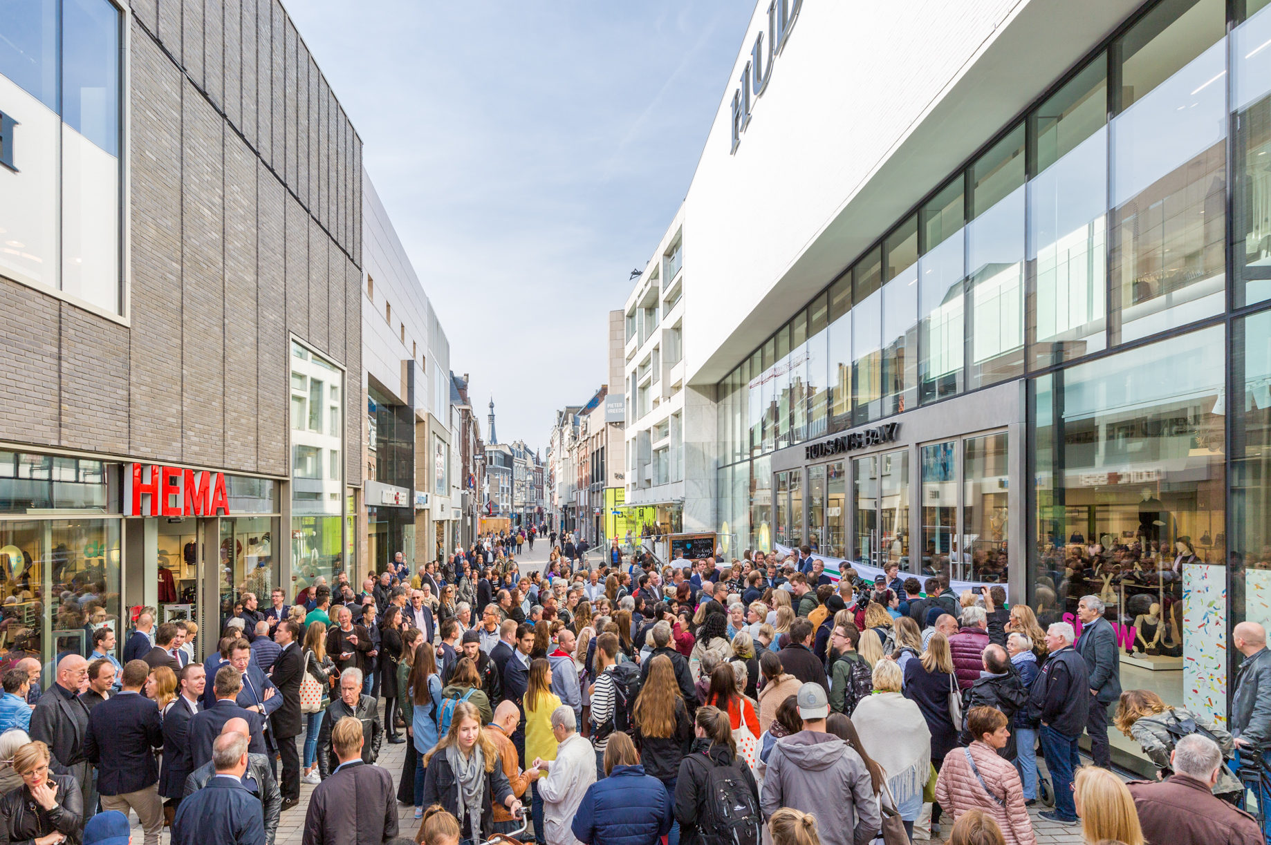 Drukte bij opening Hudsons Bay in de Heuvelstraat in Tilburg
