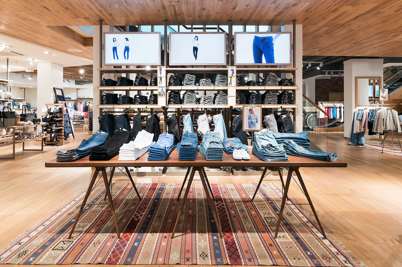 Esprit-winkel in winkelcentrum Hilvertshof Hilversum