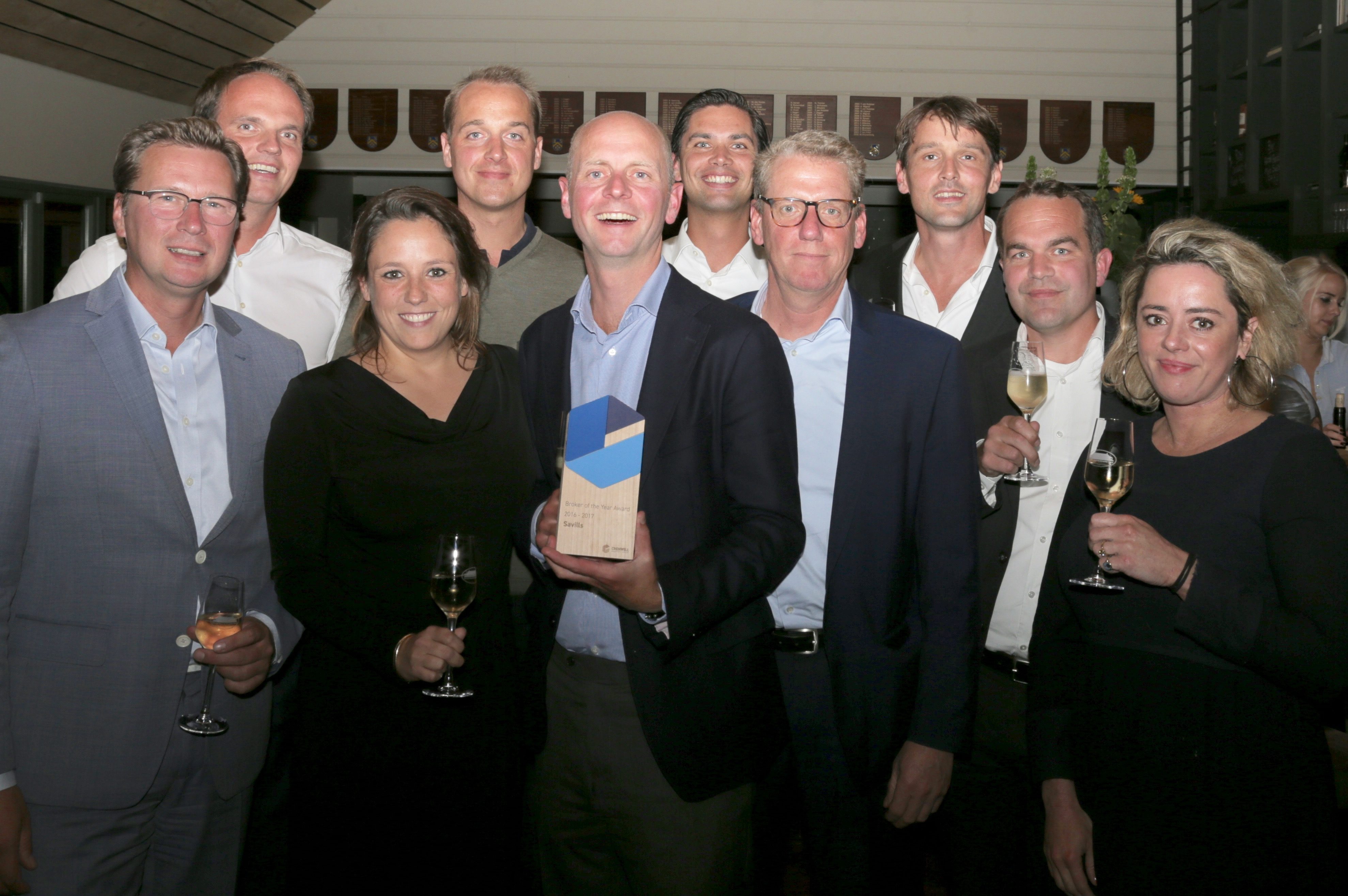 Reinier Wegman van Savills met award, rechts naast hem landendirecteur Clive Pritchard , waarnaast wederom rechts Wouter Zwetsloot van Cromwell