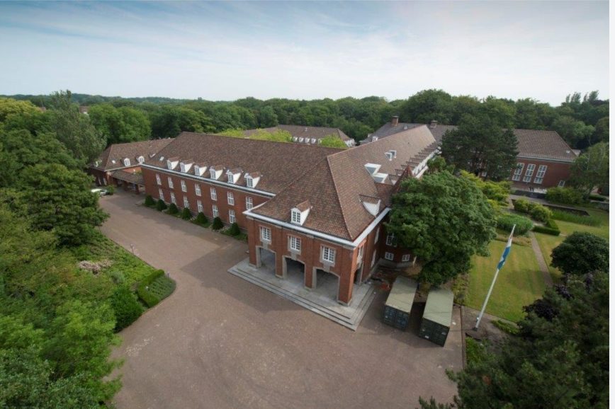 Prinses Julianakazerne aan Thérèse Schwartzestraat 15 in Den Haag