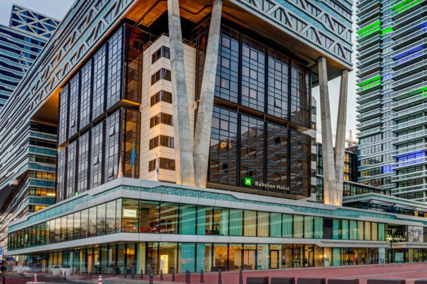 New Babylon begint vol te lopen