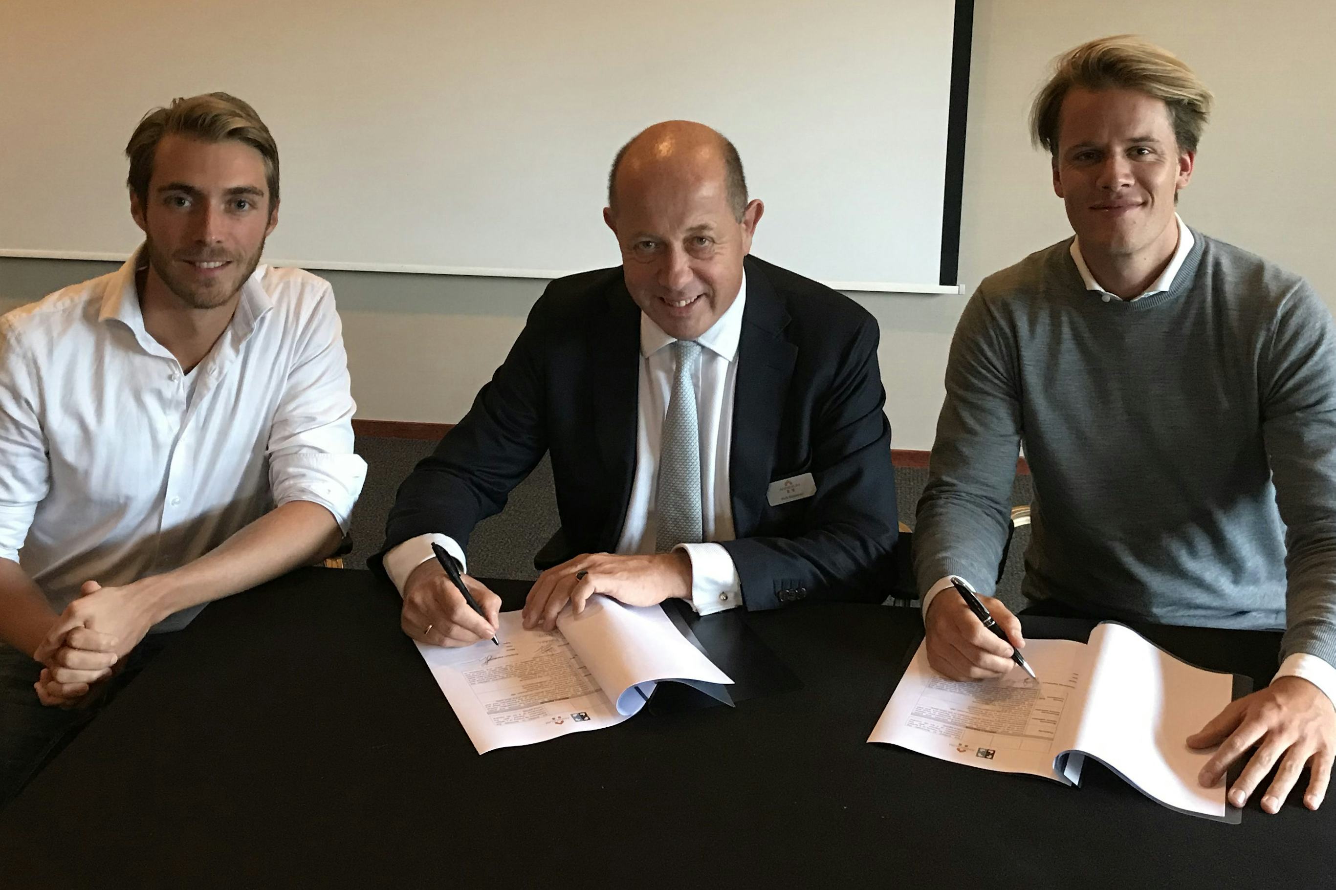 Huib Boissevain van Annexum geflankeerd door oprichters Koen Bonenkamp (links) en Tim Rutgers van Bloqhouse