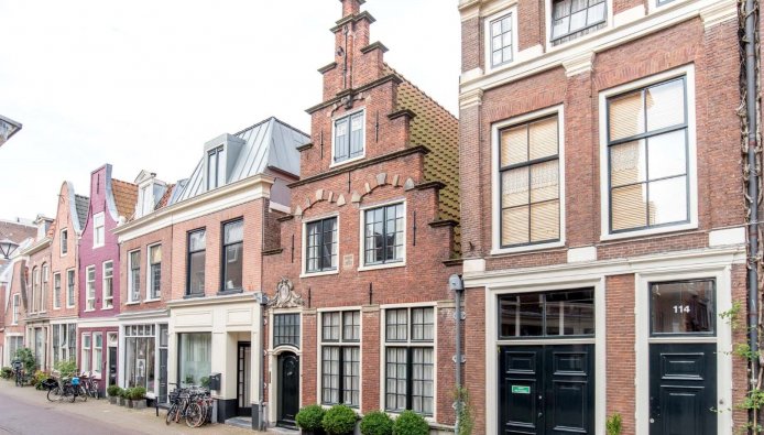 Het pand aan de Haarlemse Kleine Houtstraat (midden) Beeld: Funda 