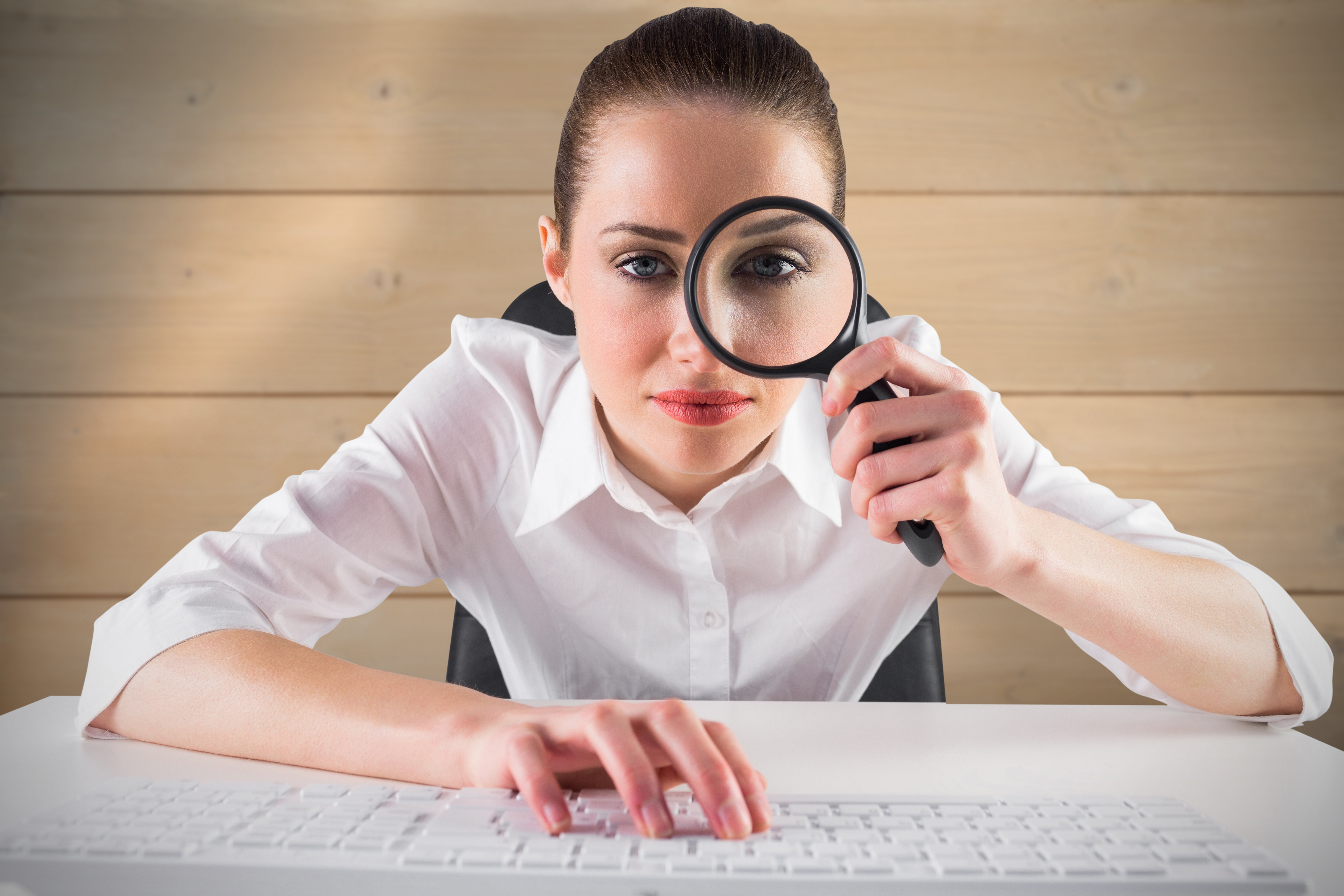 Vastgoedprofessional met vergrootglas