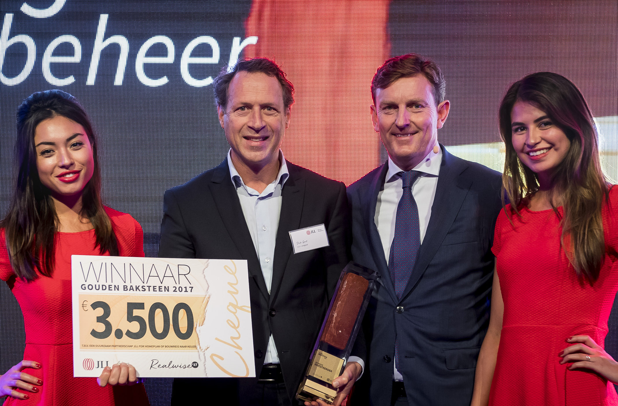 Dick Gort neemt Gouden baksteen in ontvangst