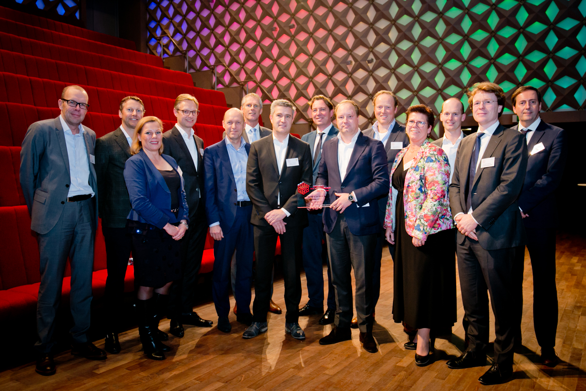 Winnaar Wouter Sanders tussen jury-, bestuurs- en ereleden van Creme Nederland