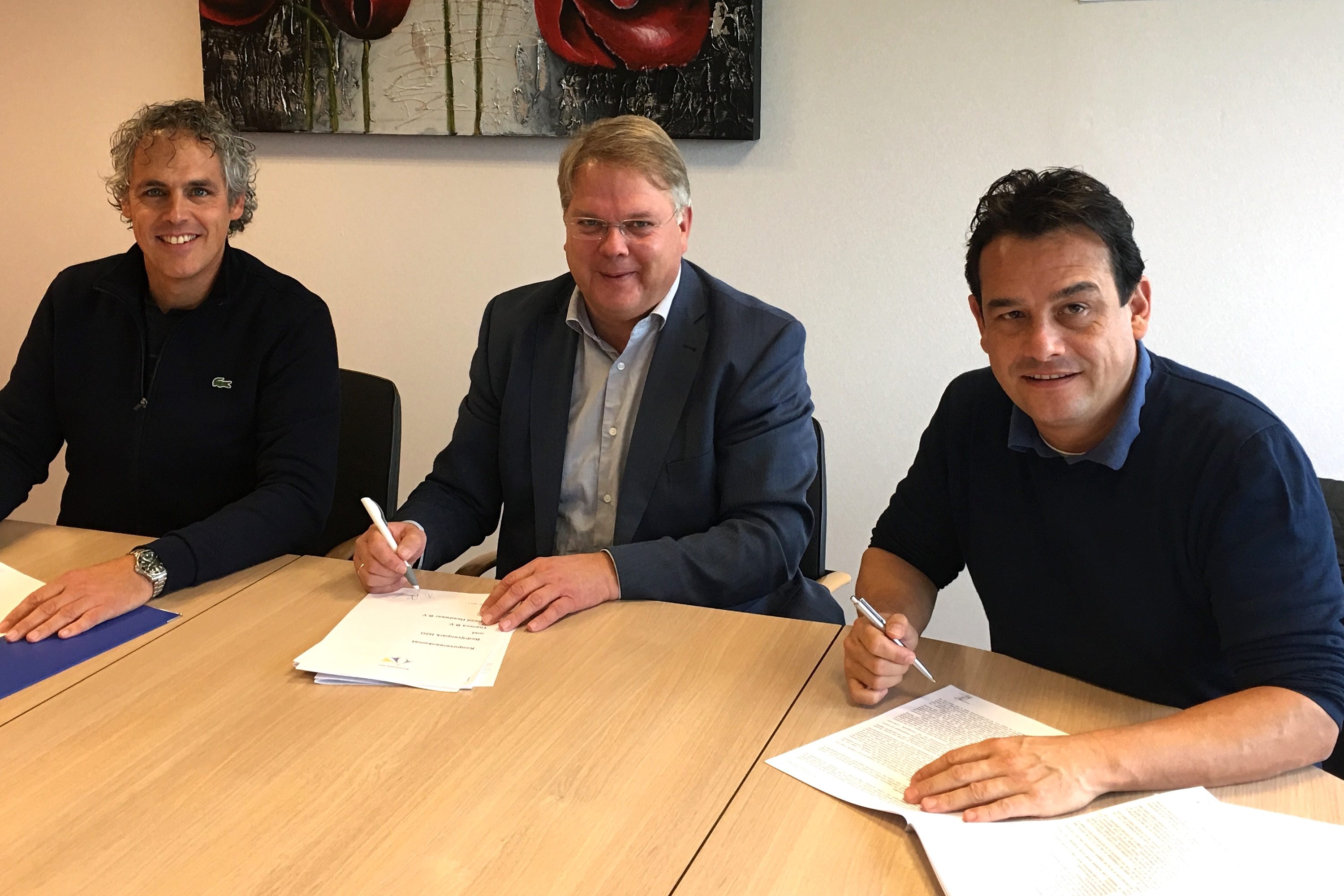 Ondertekening koopcontract Thereca en Hatland