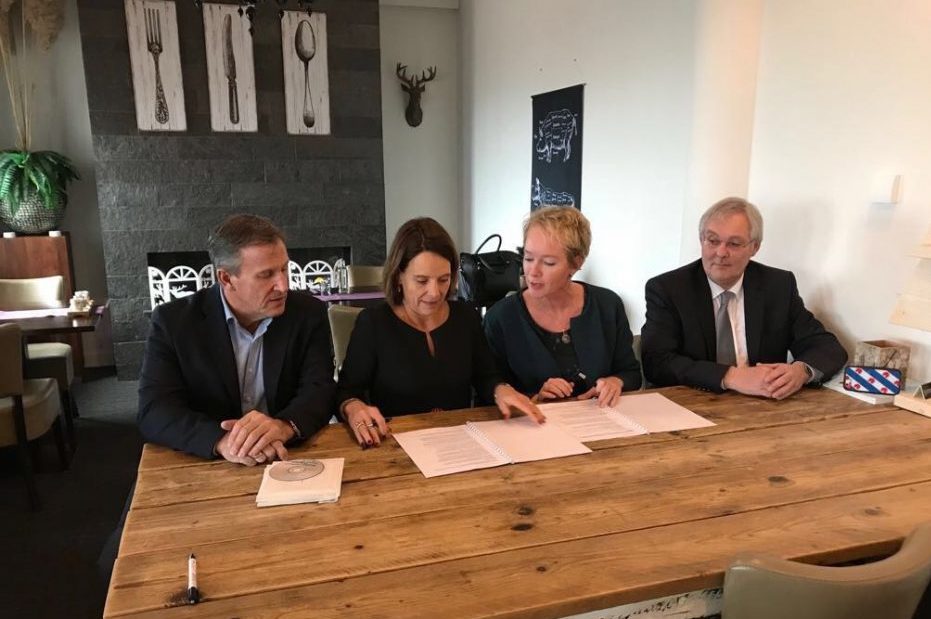 Ondertekening Mooiland en WoonFriesland
