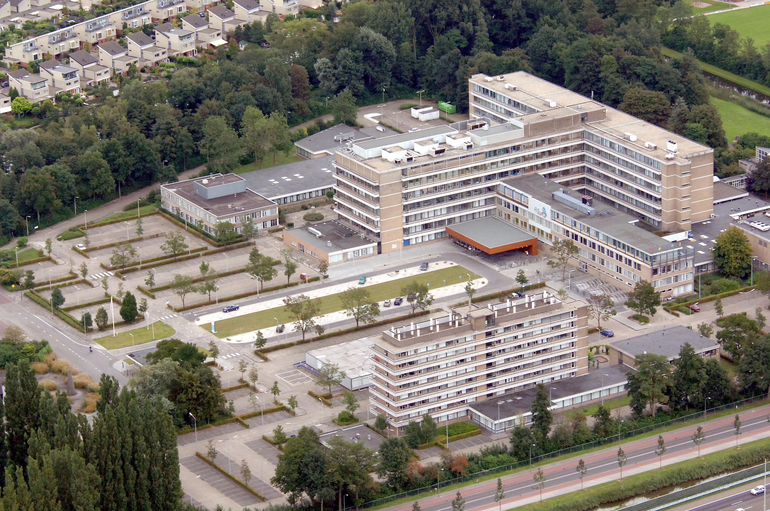 Het voormalig Refaja ziekenhuis zal plaats maken voor een nieuwe woonwijk. (Foto: Cees Schilthui-zen)