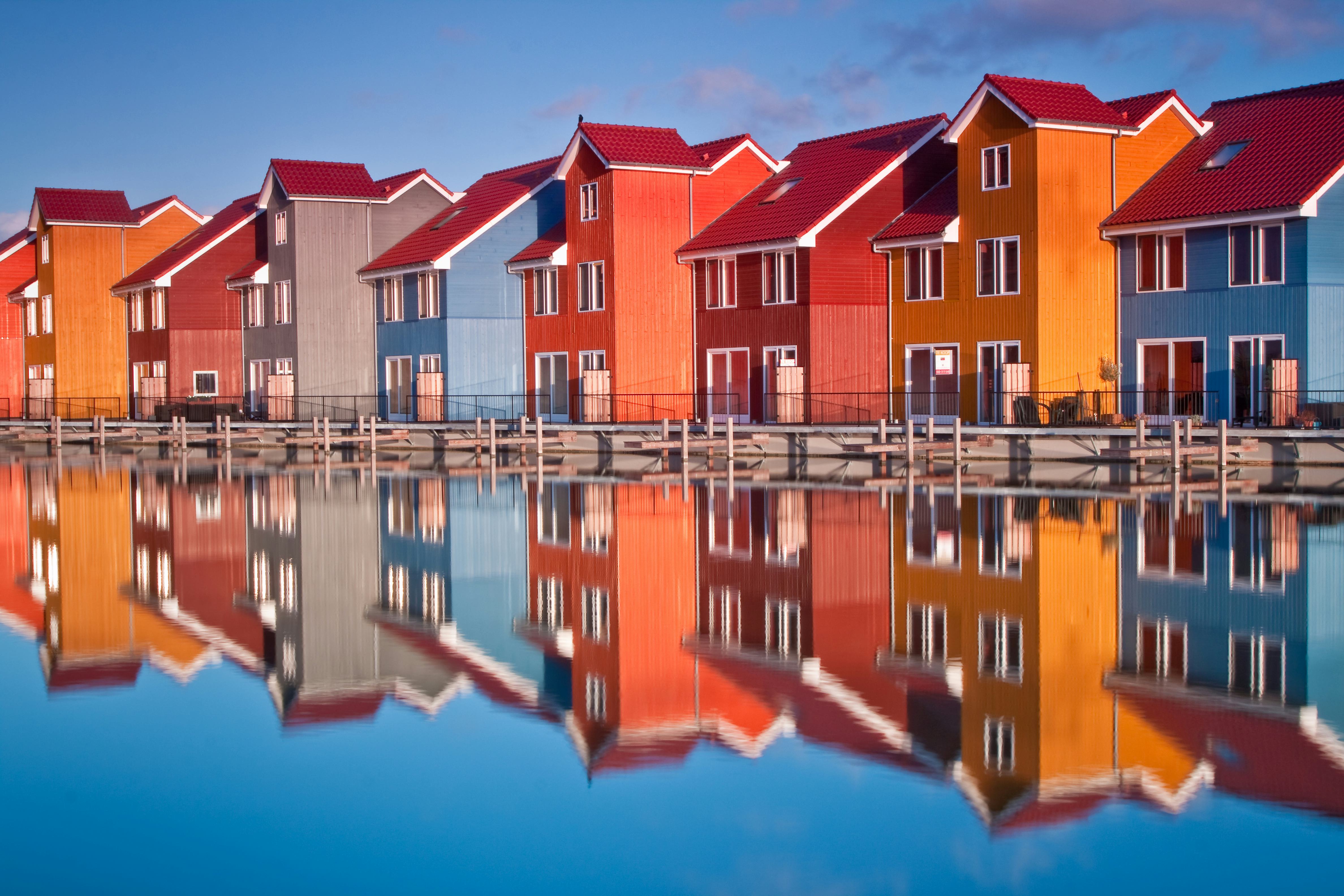 Kleurrijke woningen aan het water
