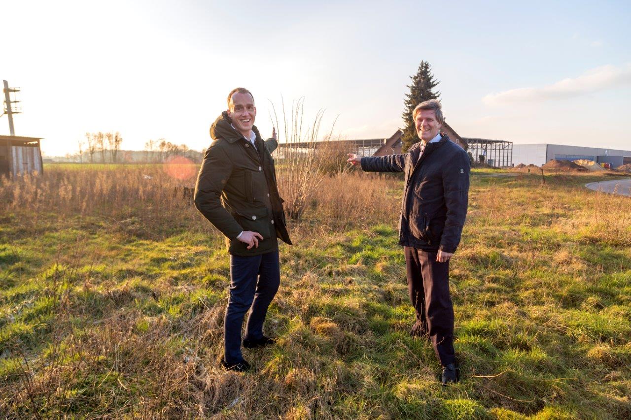 Thijs Derison (Segro, links) en Jan Loonen (gemeente Venray, rechts) op de nieuwbouwlocatie van Segro aan De Blakt in Venray