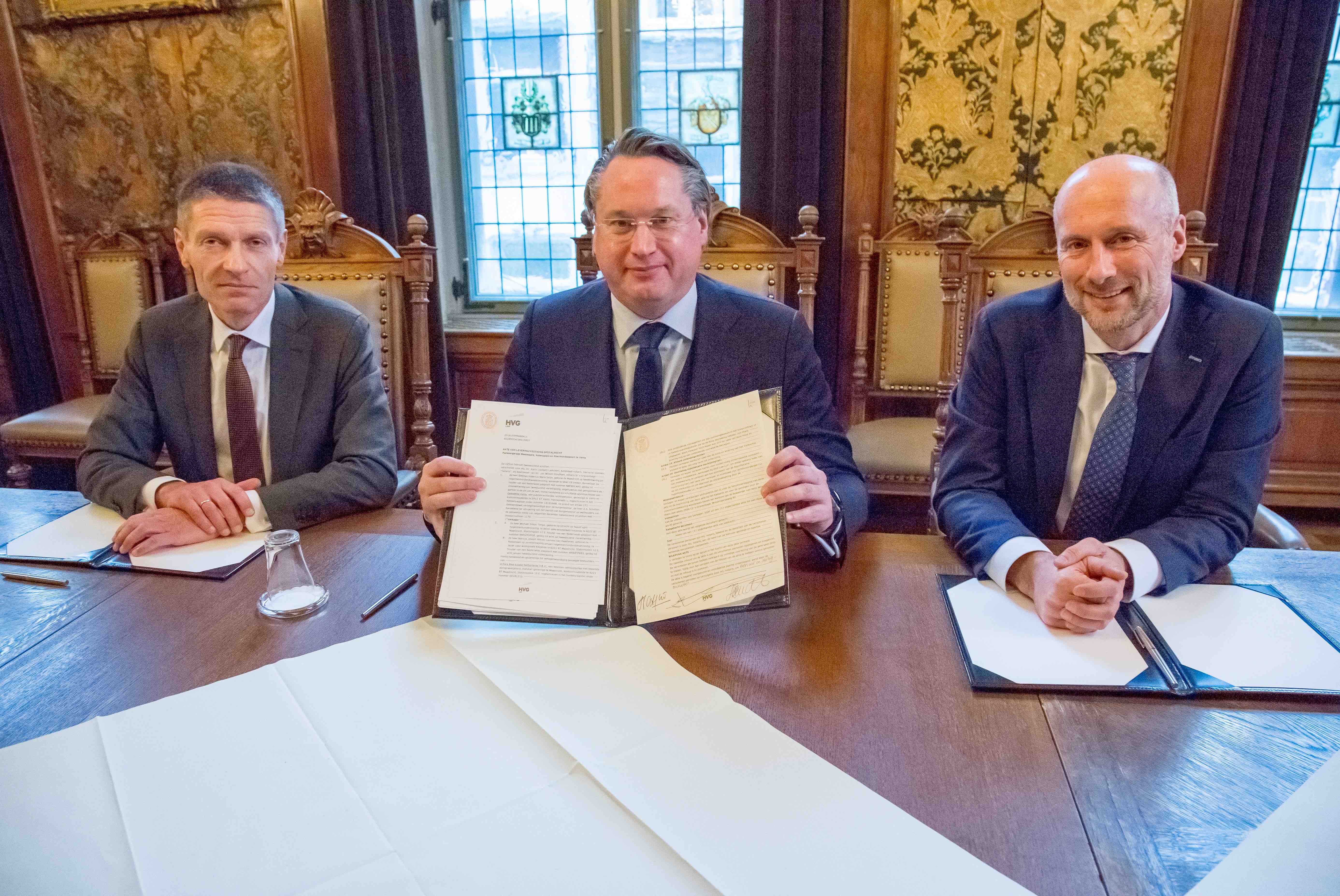 Financieel directeur Michiel Tenge, wethouder Stephan Satijn van gemeente Venlo en algemeen directeur Mark van Haasteren van Q-Park - foto: Ton Desar