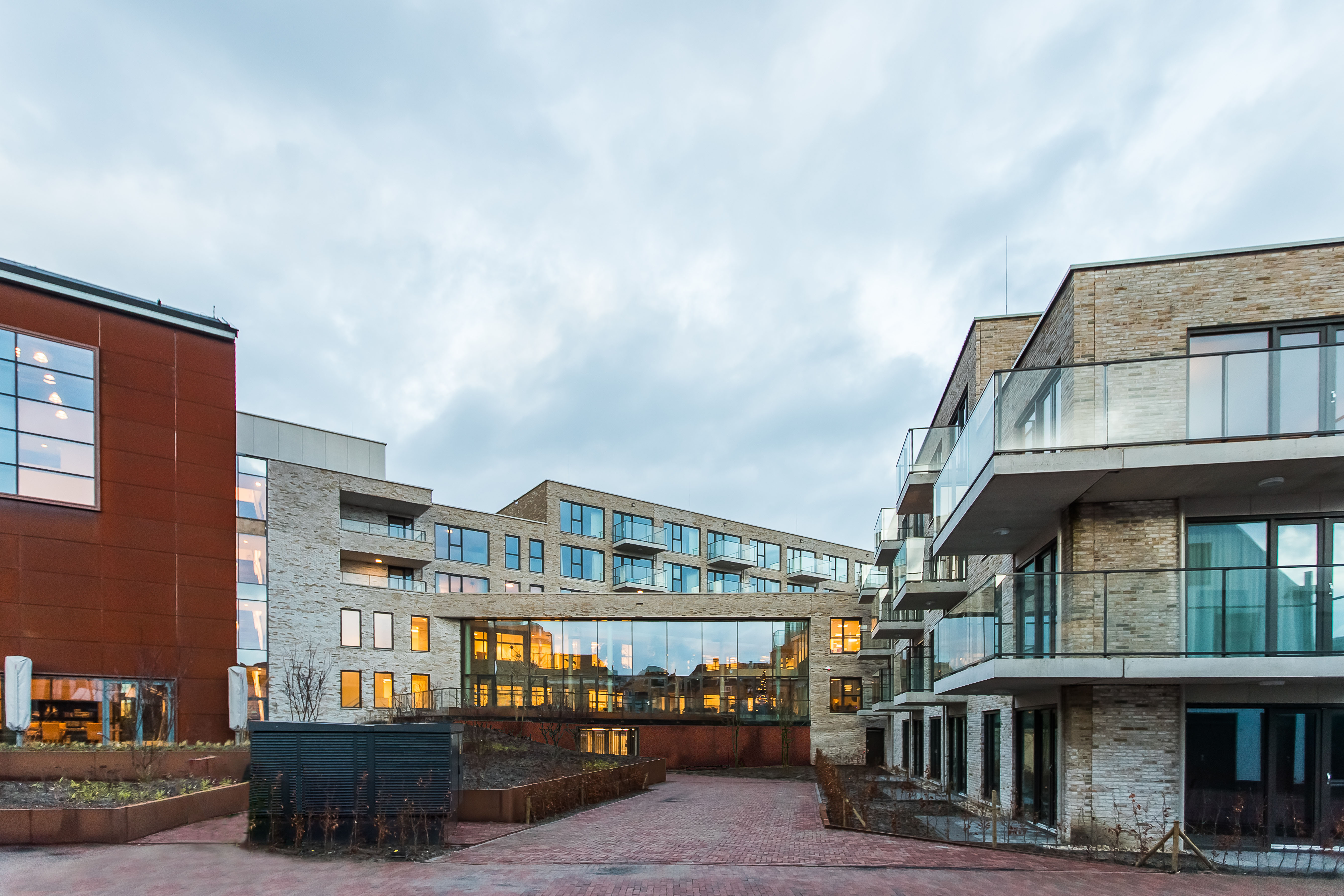 Woonzorgcentrum Scheldehof in Vlissingen. De aansluiting tussen nieuwbouw en de voormalige plaatwerkerij.