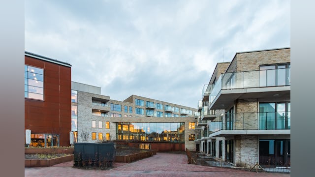 Woonzorgcentrum Scheldehof in Vlissingen. De aansluiting tussen nieuwbouw en de voormalige plaatwerkerij.