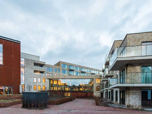 Woonzorgcentrum Scheldehof in Vlissingen. De aansluiting tussen nieuwbouw en de voormalige plaatwerkerij.