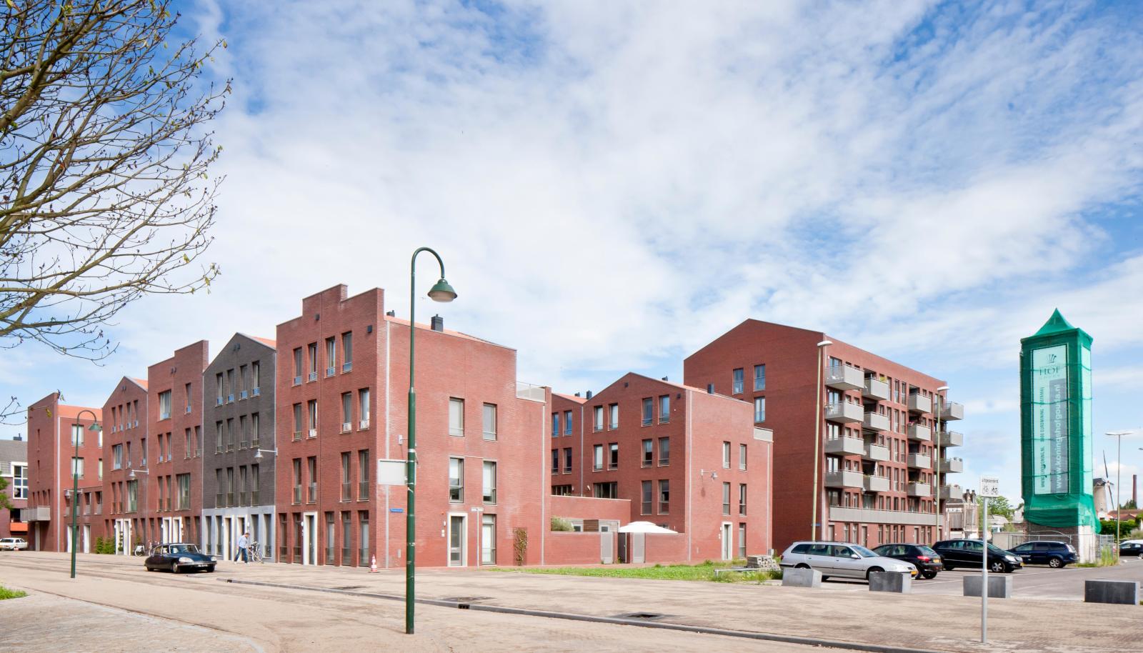 Koningshof, Gouda. De gerenoveerde Slangentoren uit 1915 - uiterst rechts - is tegenwoordig een bed & breakfast met één kamer in de monumentale toren.