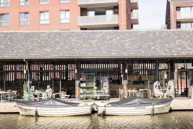 Koningshof, Gouda. Het getransformeerde Rijksmonument De Kleischuur werd omgebouwd tot een trendy restaurant 'op het water'.