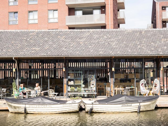 Koningshof, Gouda. Het getransformeerde Rijksmonument De Kleischuur werd omgebouwd tot een trendy restaurant 'op het water'.