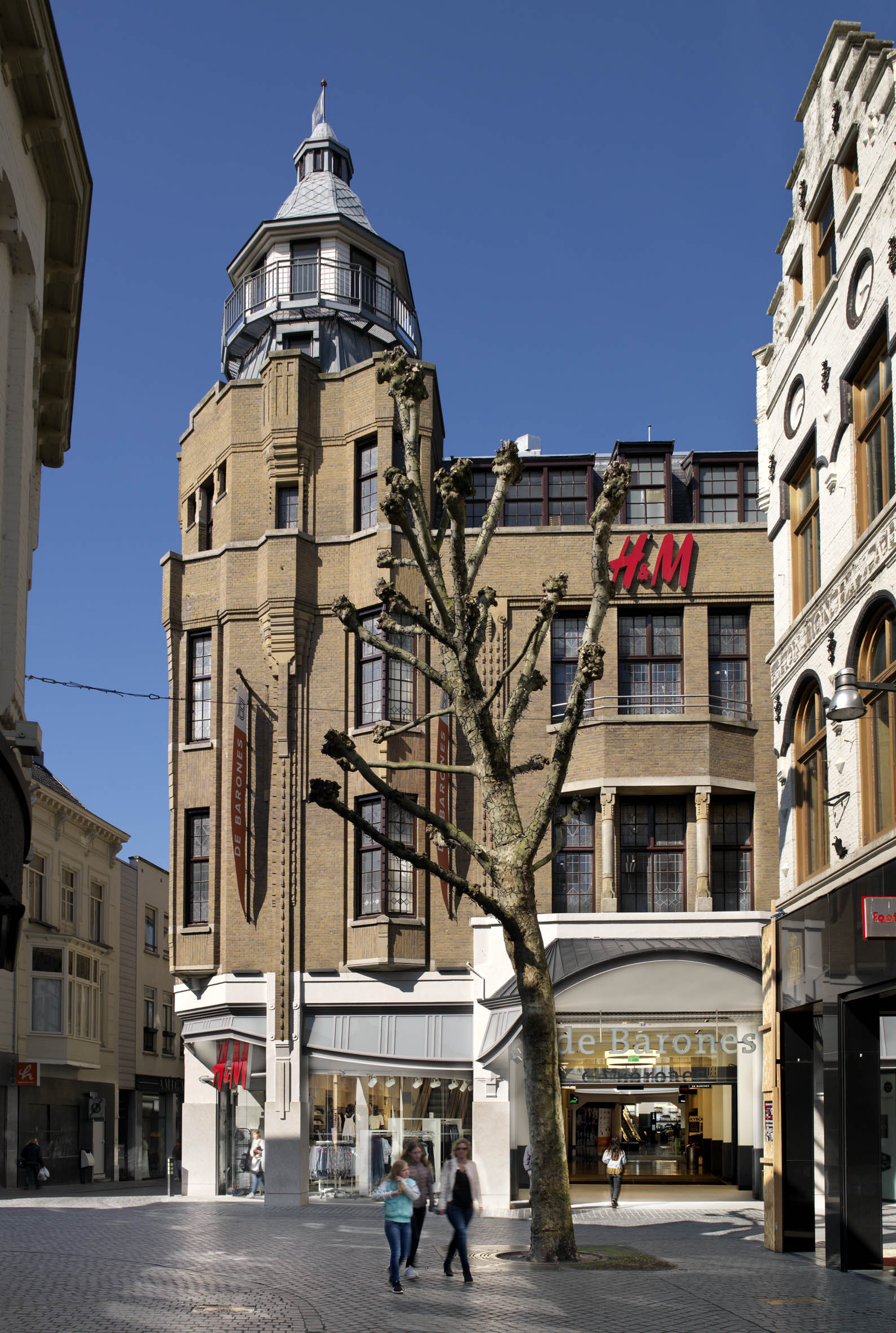 De Barones, Breda. De hoofdentree is ontdaan van de 'modieuze' ingrepen waarachter die in de loop van jaren was verdwenen.