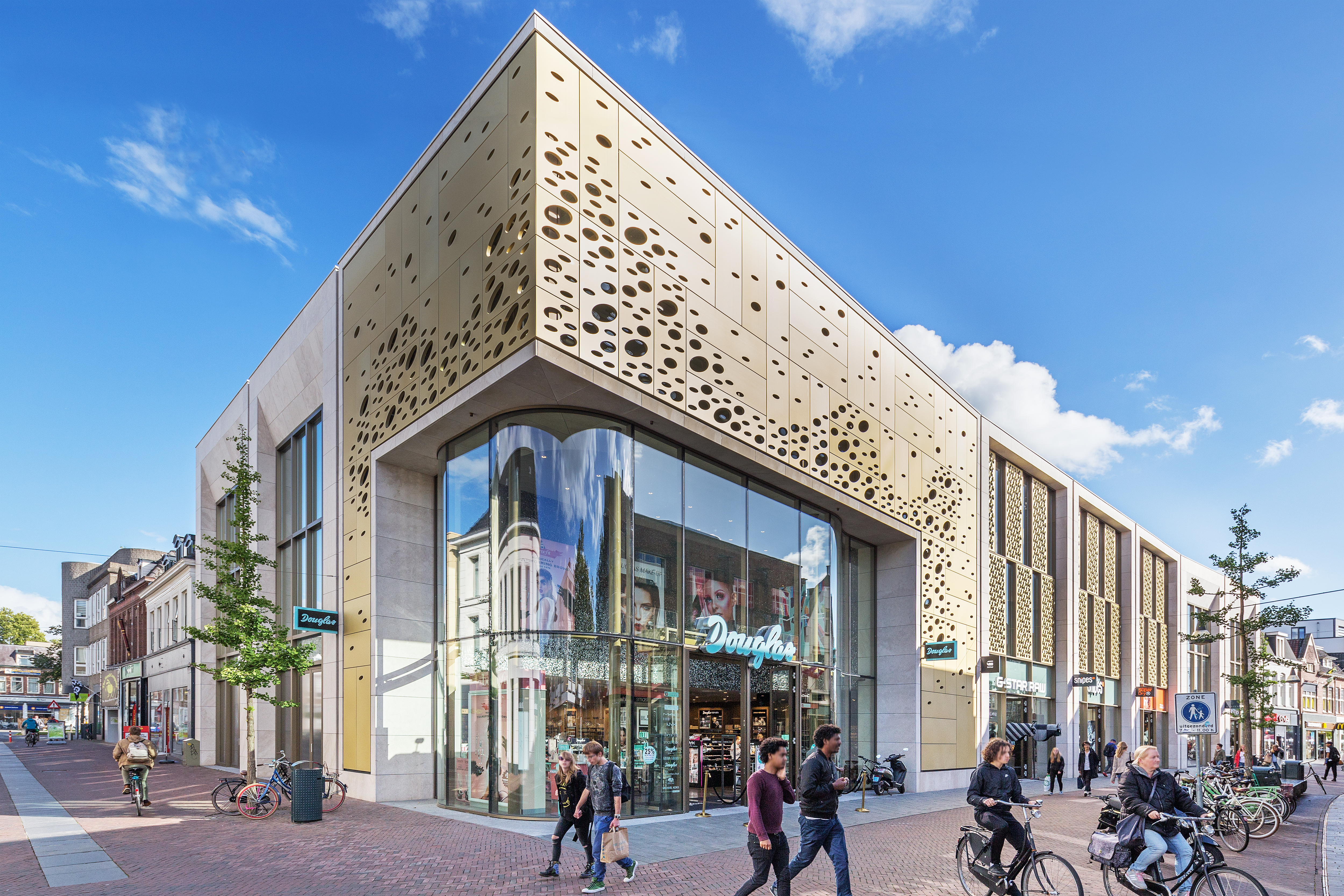 Het voormalige pand van Hema aan de Kalanderstraat in Enschede is door KroesePaternotte volledig herontwikkeld en verhuurd.