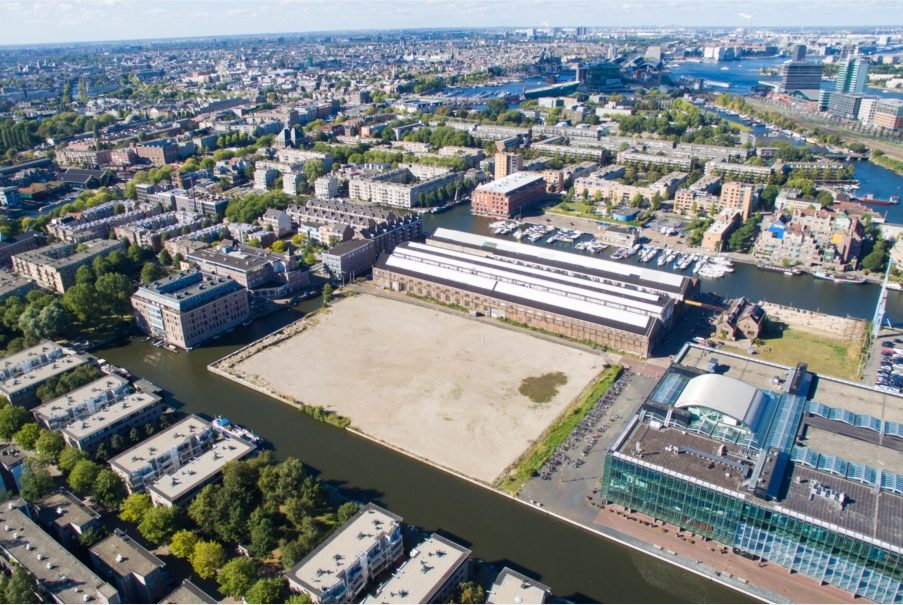 Amsterdam Oostenburg, Middenstraat en Jacob Bontiusplaats. Beeld: Skyfoto's Rotterdam