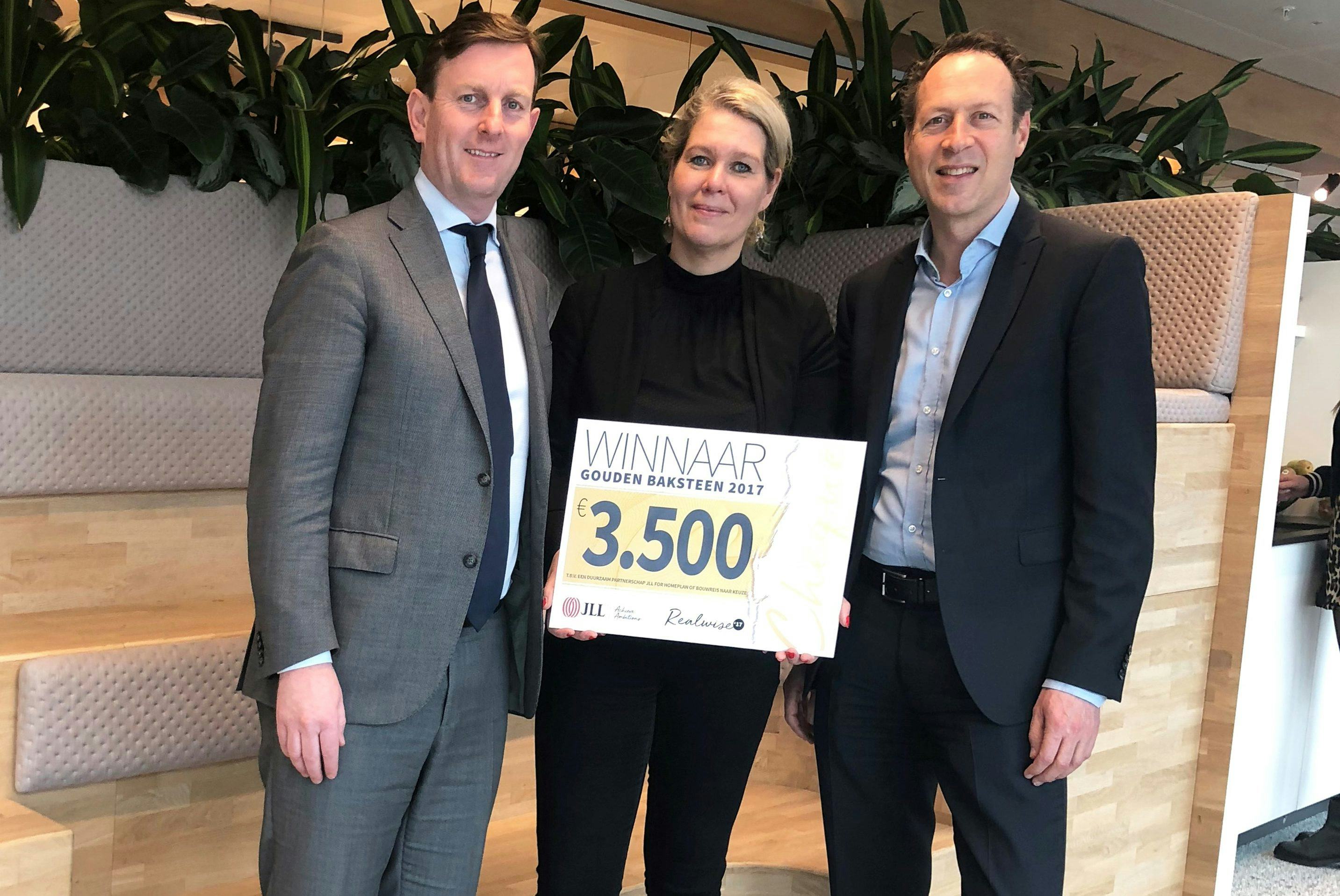 vlnr: Dré van Leeuwen (Head of Capital Markets Netherlands JLL), Marike van Seeters (directeur HomePlan) en Dick Gort (ceo ASR Real Estate).