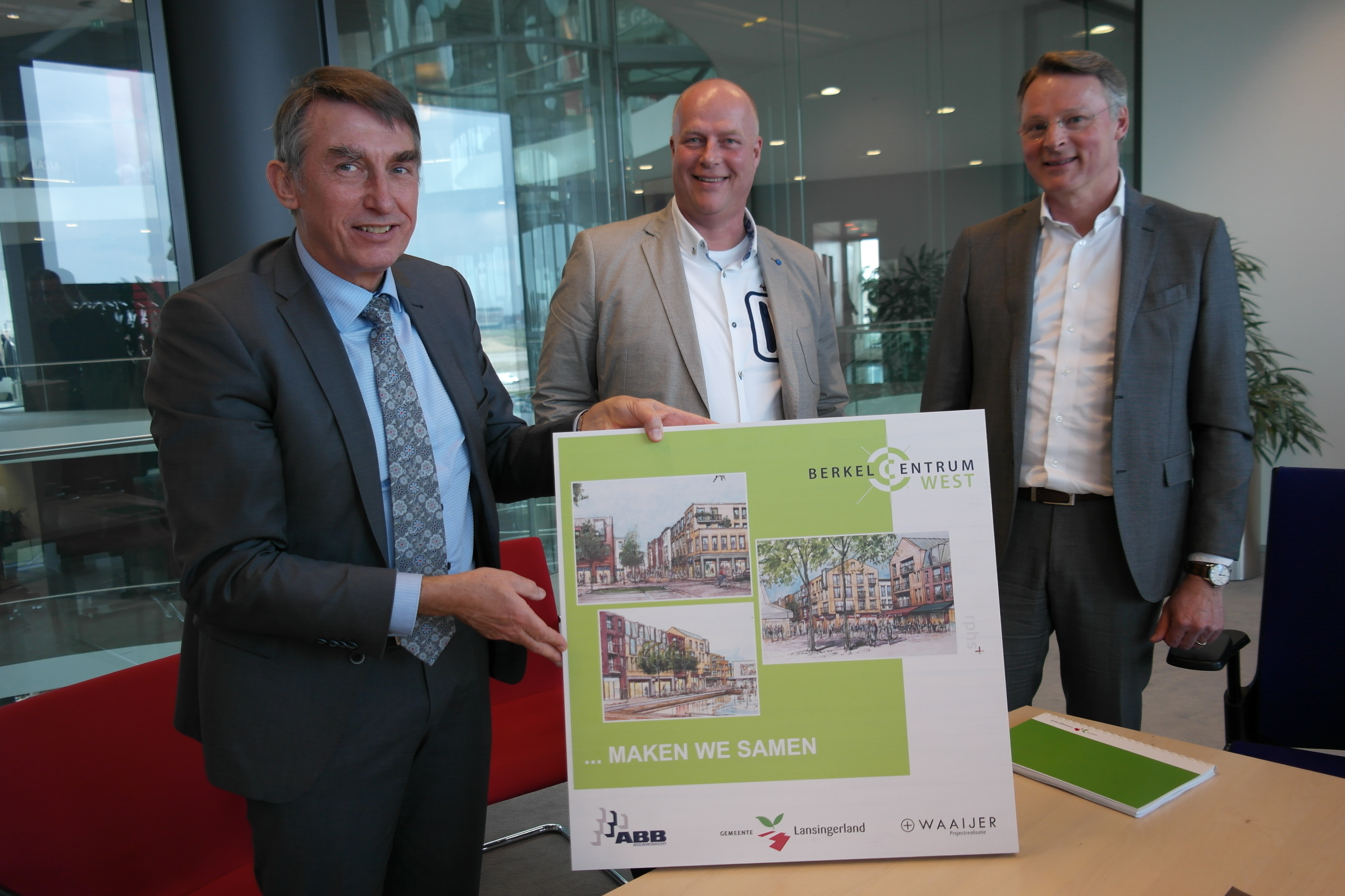 Wethouder Albert Abee van Lansingerland, Gert-Jan Brandwijk (ABB Bouwgroep) en Rob Waaijer (Waaijer Projectrealisatie)