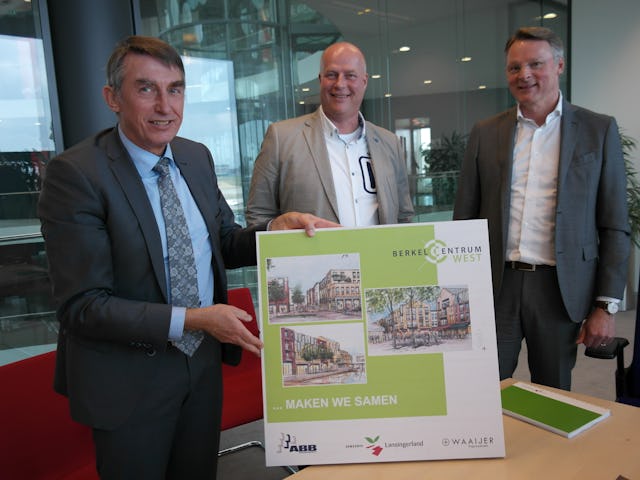 Wethouder Albert Abee van Lansingerland, Gert-Jan Brandwijk (ABB Bouwgroep) en Rob Waaijer (Waaijer Projectrealisatie)