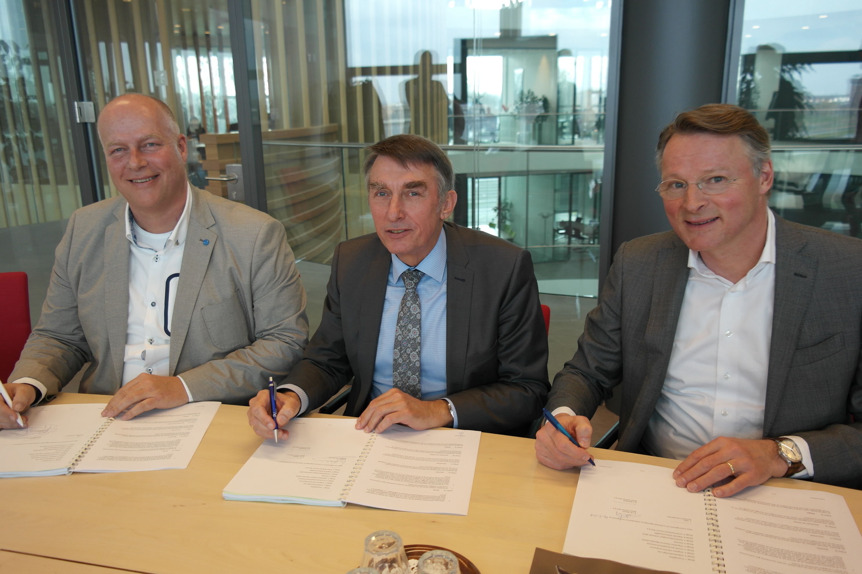 Gert-Jan Brandwijk (ABB Bouwgroep), wethouder Albert Abee van Lansingerland en Rob Waaijer (Waaijer Projectrealisatie)