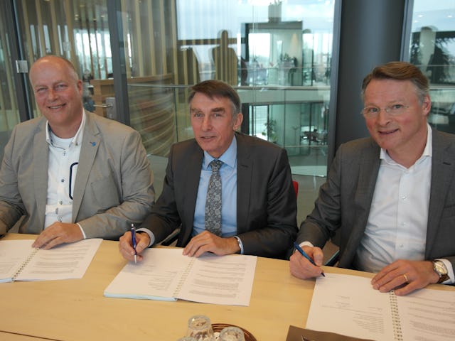 Gert-Jan Brandwijk (ABB Bouwgroep), wethouder Albert Abee van Lansingerland en Rob Waaijer (Waaijer Projectrealisatie)