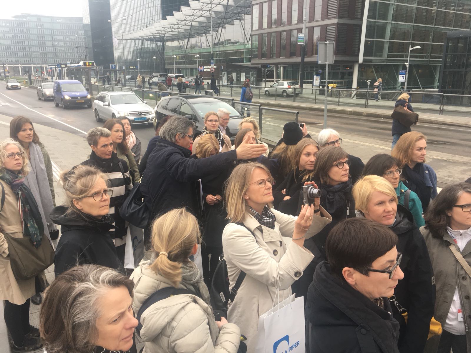 Leden van de vereniging Frauen in der Immobilienwirtschaft bezoeken de Zuidas