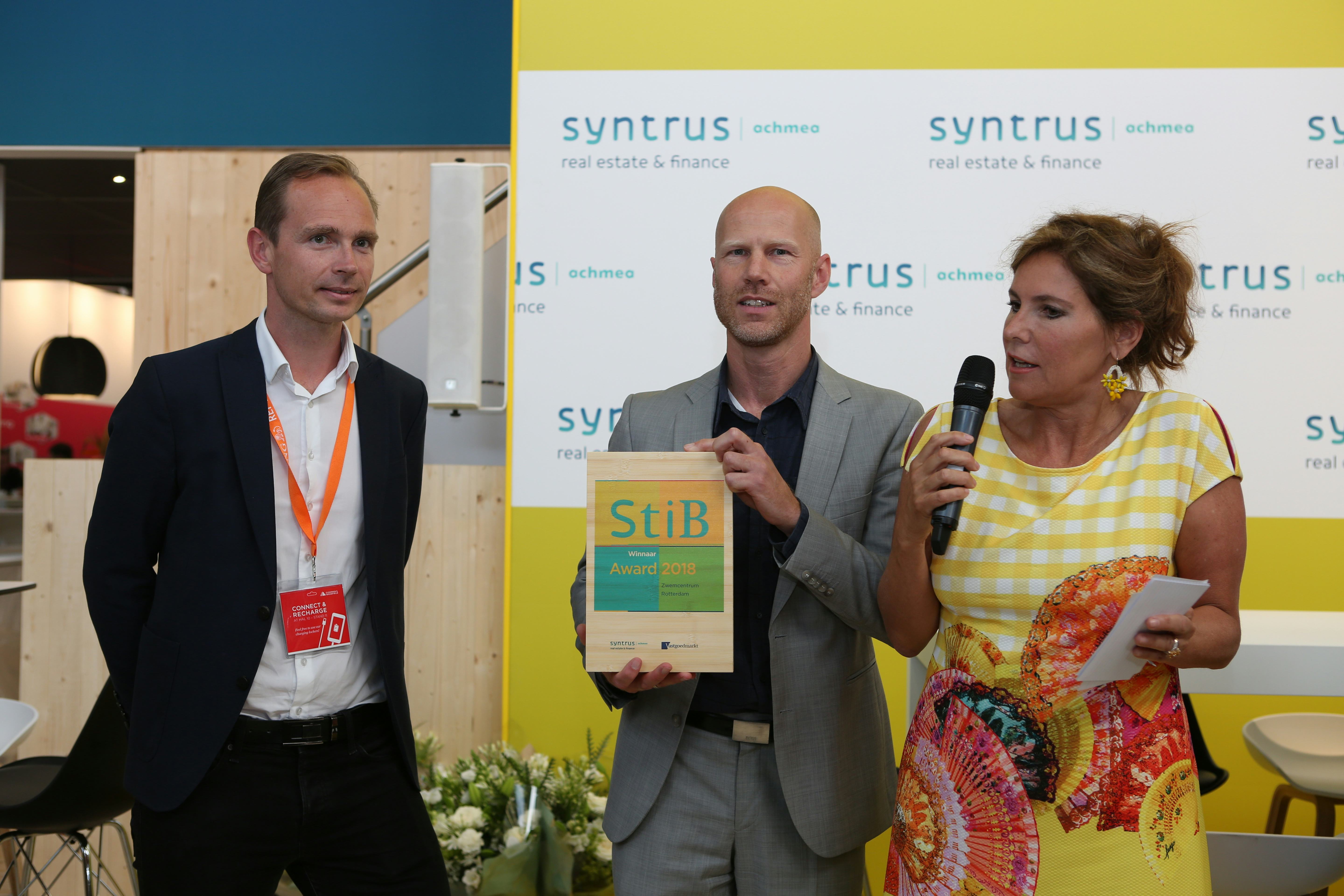 Diederik Erkel van Hart van Zuid en Vincent van der Meulen van Kraaijvanger ontvangen de StiB Award 2018 uit handen van Claudia Zuiderwijk.