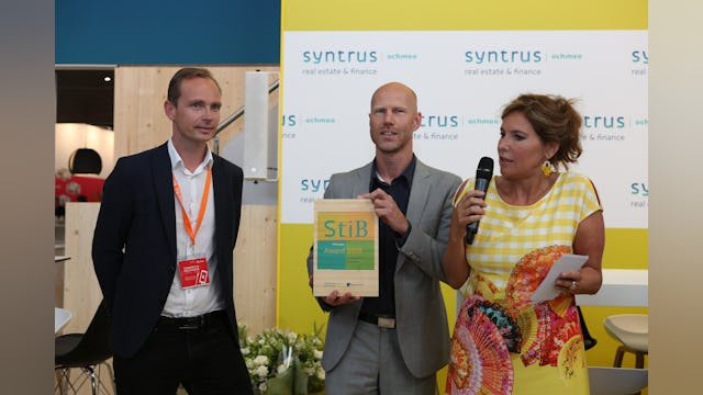 Diederik Erkel van Hart van Zuid en Vincent van der Meulen van Kraaijvanger ontvangen de StiB Award 2018 uit handen van Claudia Zuiderwijk.