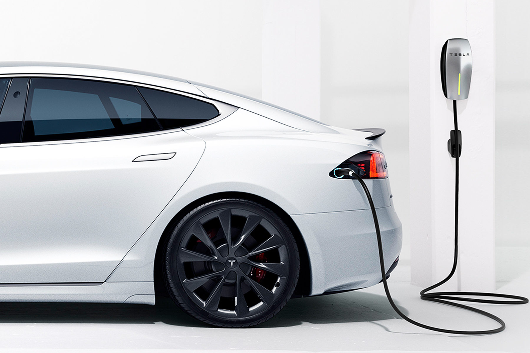 Tesla aan de oplader