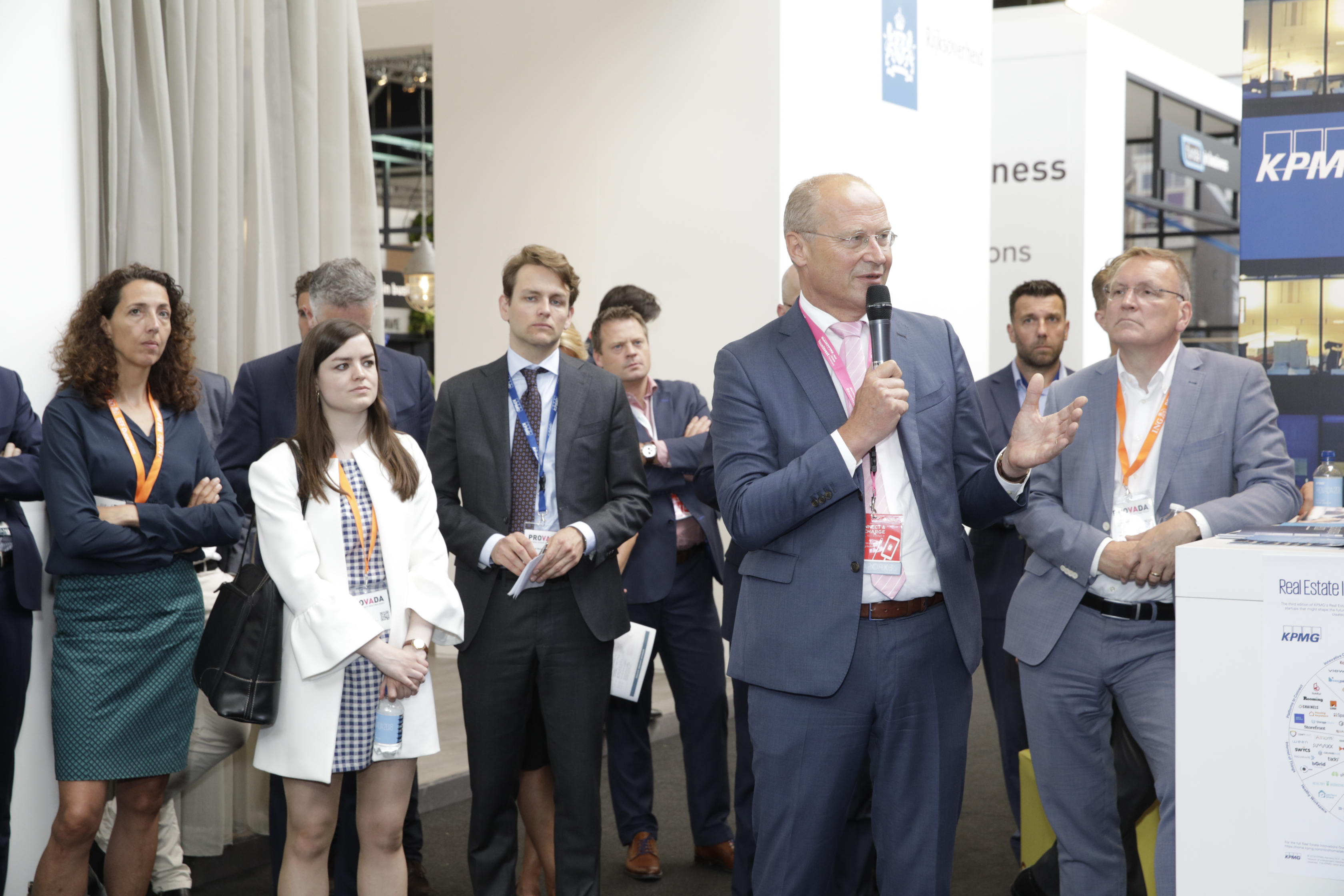 Dick van Hal (met microfoon) en rechts naast hem Frank van Blokland Foto: Hennie Marks