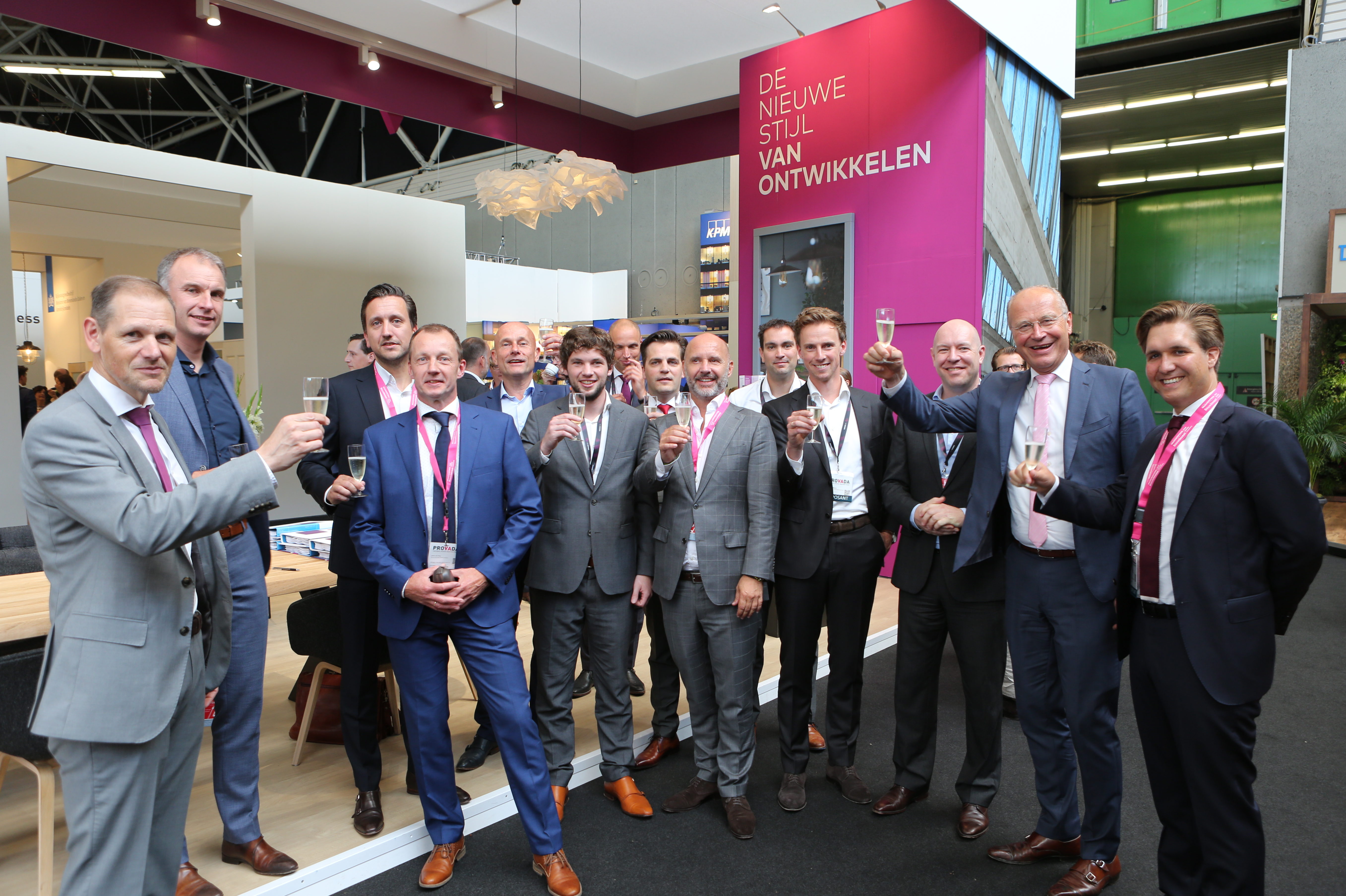 Ondertekening op Provada tussen Bouwinvest en VanWonen