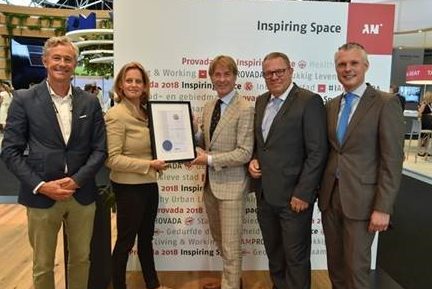 Regulated by RICS-certificaat overhandigd aan AM