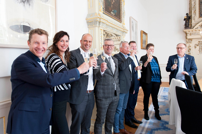 Champagne ter gelegenheid van nieuw dc Sligro op Bedrijvenpark A1 Deventer